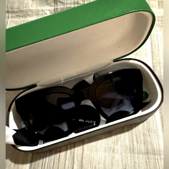 NWOT Kate Spade Camryn Sunglasses - New in Case 🖤💚 - Picture 5 of 6